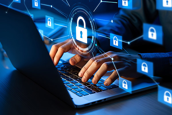 Person yn teipio ar liniadur gydag eiconau digidol o gloeon a llinellau rhwydwaith yn eu troshaenu, sy'n cynrychioli seiberddiogelwch.