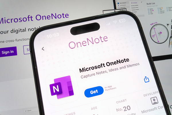 Sgrin ffôn clyfar yn arddangos tudalen o’r ap Microsoft OneNote gyda logo OneNote, a chefndir aneglur sy'n dangos OneNote ar sgrin fwy.