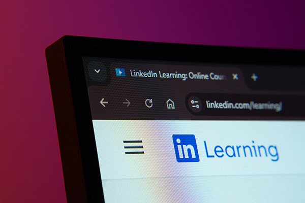 Agoslun o sgrin cyfrifiadur sy'n arddangos rhyngwyneb gwe LinkedIn Learning yn y modd tywyll