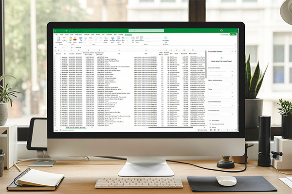 Sgrin cyfrifiadur bwrdd gwaith sy'n arddangos taenlen Excel gyda cholofnau lluosog o ddata a chwarel hygyrchedd ar y dde