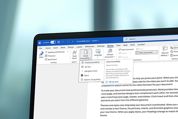 Agoslun o sgrin cyfrifiadur sy'n dangos rhyngwyneb Word gyda'r tab Adolygu ar agor a'r opsiwn Gwirio Hygyrchedd wedi'i amlygu.