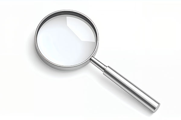 Chwyddwydr gyda handlen arian ar gefndir gwyn